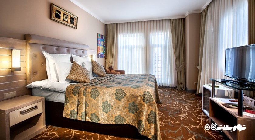 نمای تخت بزرگ اتاق فمیلی