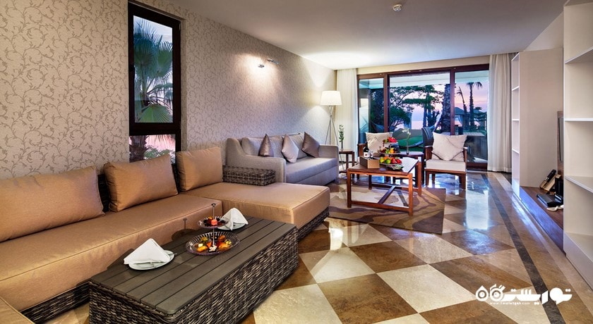 محوطه نشیمن ویلا رویال