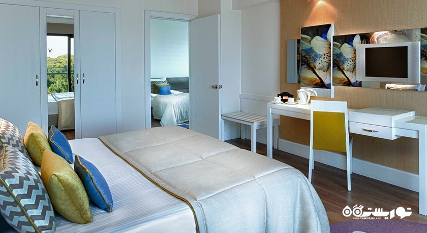 تخت بزرگ اتاق فمیلی با چشم انداز دریا