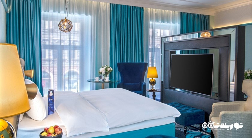 نمای تخت بزرگ سوئیت هتل