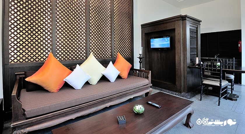 محوطه نشیمن ویلا پول