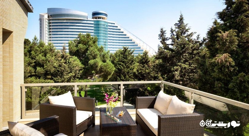 محوطه نشیمن فضای باز کلبه سه خوابه