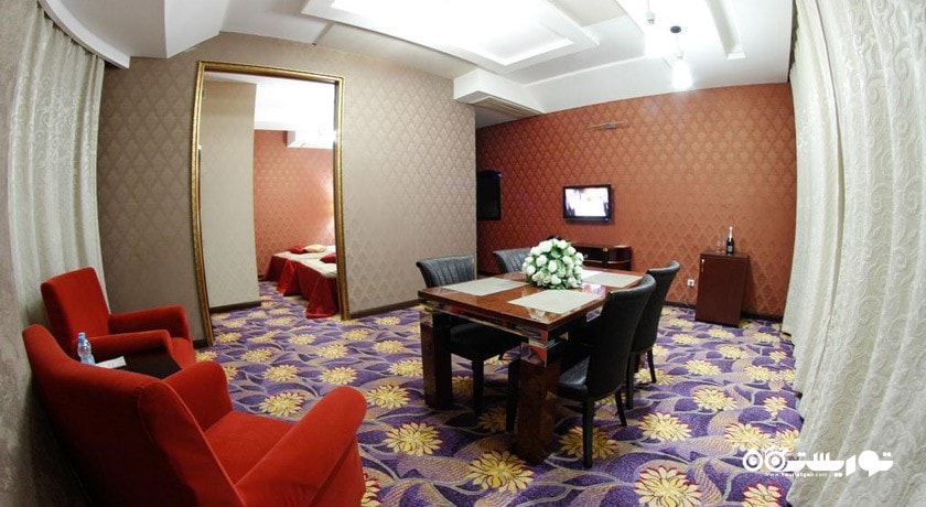 میزغذاخوری و نشیمن اتاق دلوکس