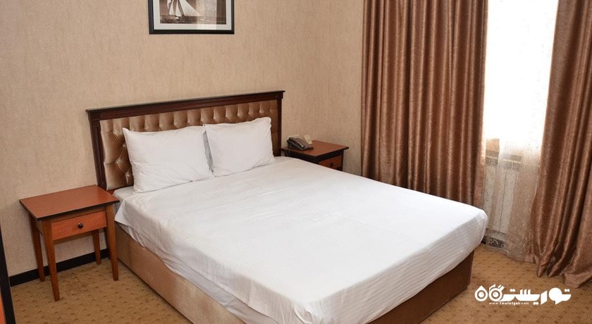 نمای تخت بزرگ ویلا دوخوابه