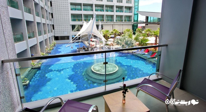 بالکن اتاق دلوکس با چشم انداز استخر