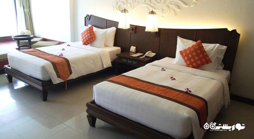 تخت های توئین اتاق با دسترسی به استخر