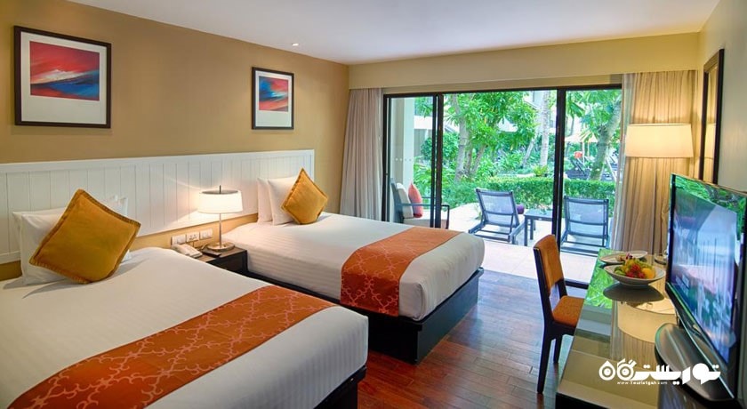 تخت های اتاق با دسترسی به استخر