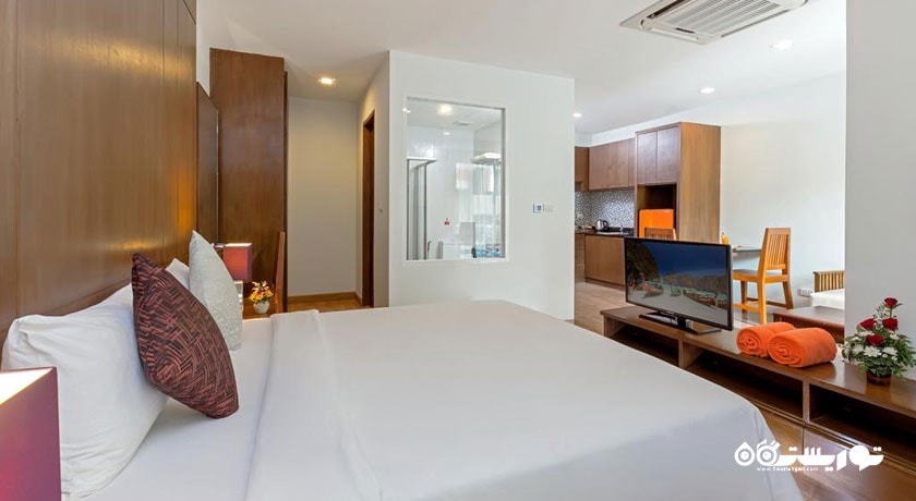 تخت بزرگ اتاق با دسترسی به استخر