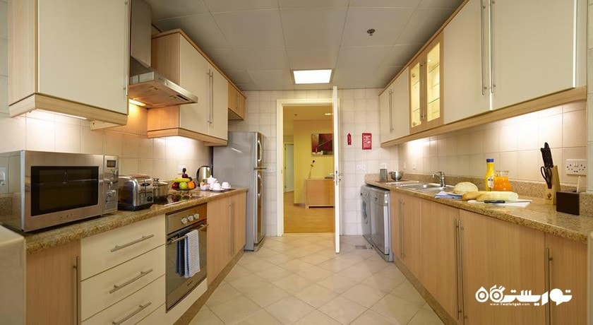 نمای آشپزخانه آپارتمان یک خوابه پرمیر