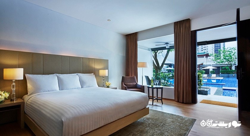 تخت بزرگ اتاق با دسترسی به استخر