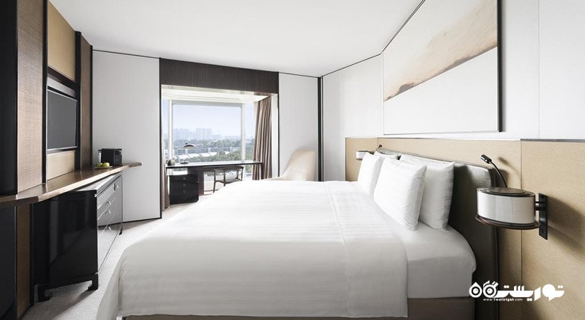 تخت بزرگ اتاق دلوکس کلاب