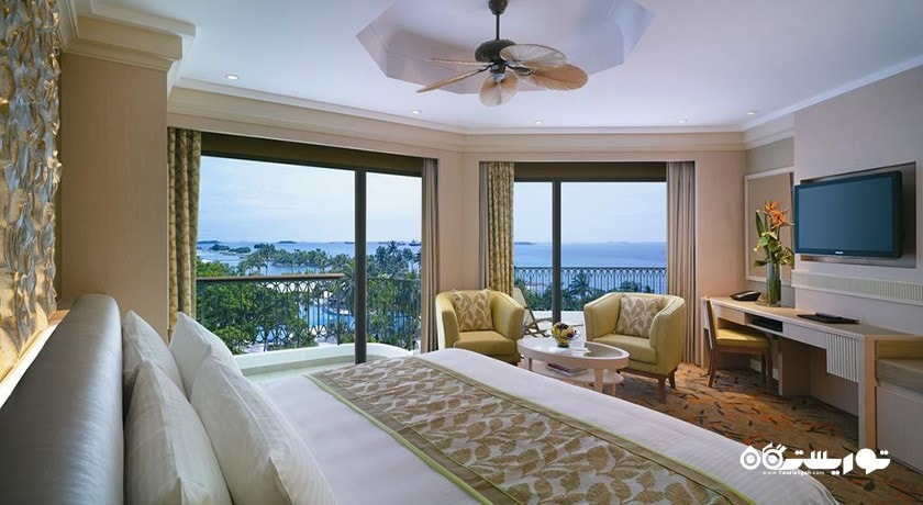 نمای تخت بزرگ اتاق تراس با چشم انداز استخر