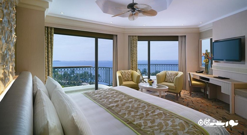 تخت بزرگ اتاق تراس با چشم انداز دریا