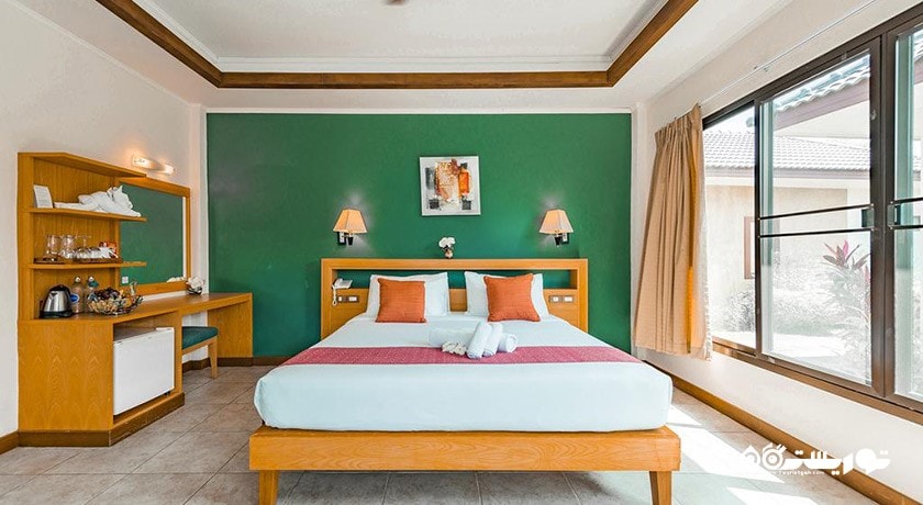 نمای تخت بزرگ ویلا پول