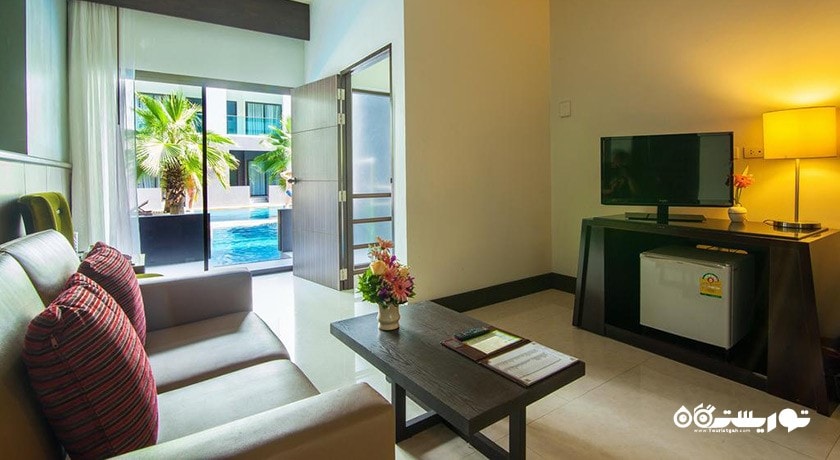 محوطه نشیمن اتاق با دسترسی به استخر