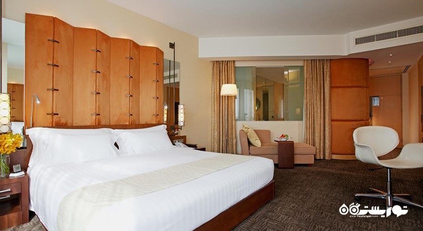 تخت بزرگ اتاق دلوکس کلاب