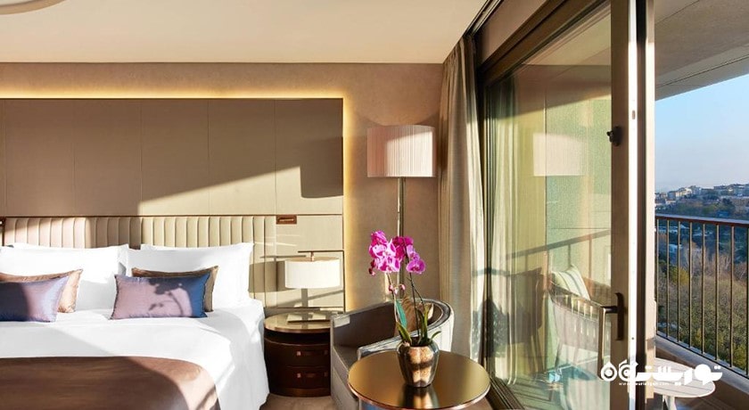 نمای تخت بزرگ اتاق گرند دلوکس