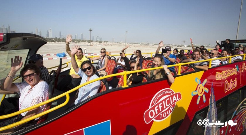 سرگرمی گردشگری با اتوبوس هوپ آن هوپ آف شهر امارات متحده عربی کشور دبی
