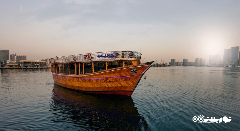 سرگرمی قایق و کشتی سواری در خور دبی شهر امارات متحده عربی کشور دبی
