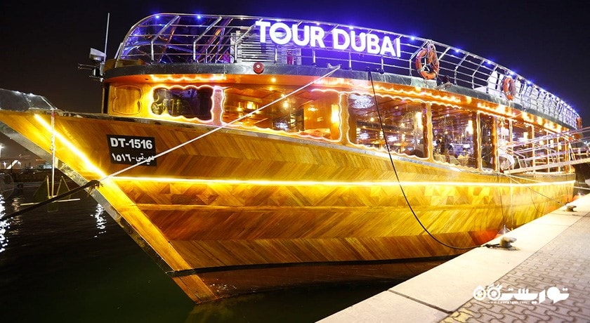 سرگرمی قایق و کشتی سواری در خور دبی شهر امارات متحده عربی کشور دبی