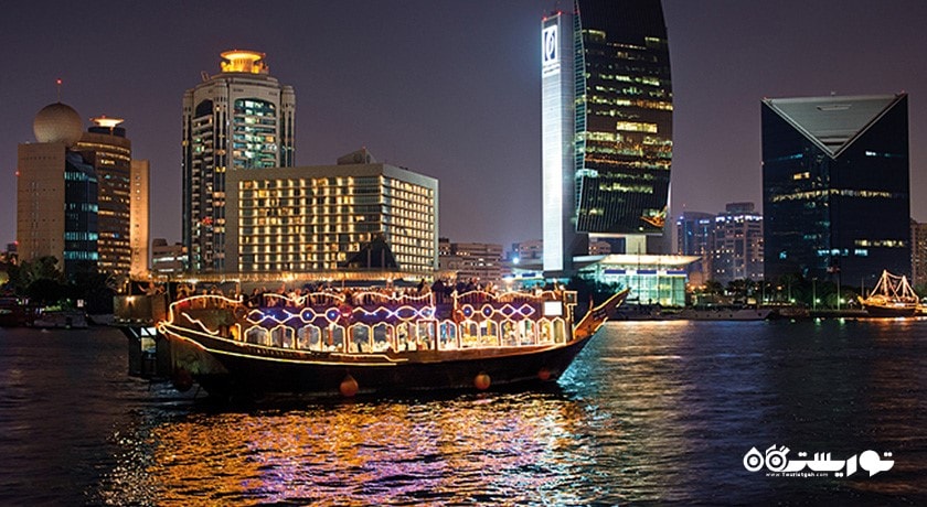 سرگرمی قایق و کشتی سواری در خور دبی شهر امارات متحده عربی کشور دبی