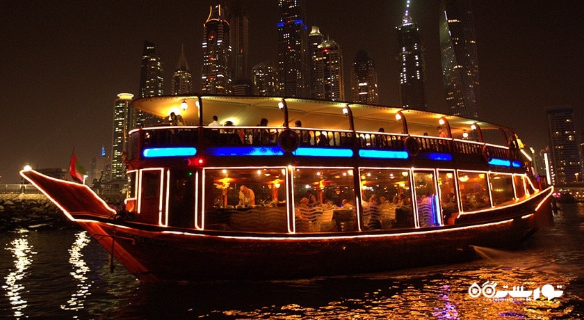 سرگرمی قایق و کشتی سواری در خور دبی شهر امارات متحده عربی کشور دبی