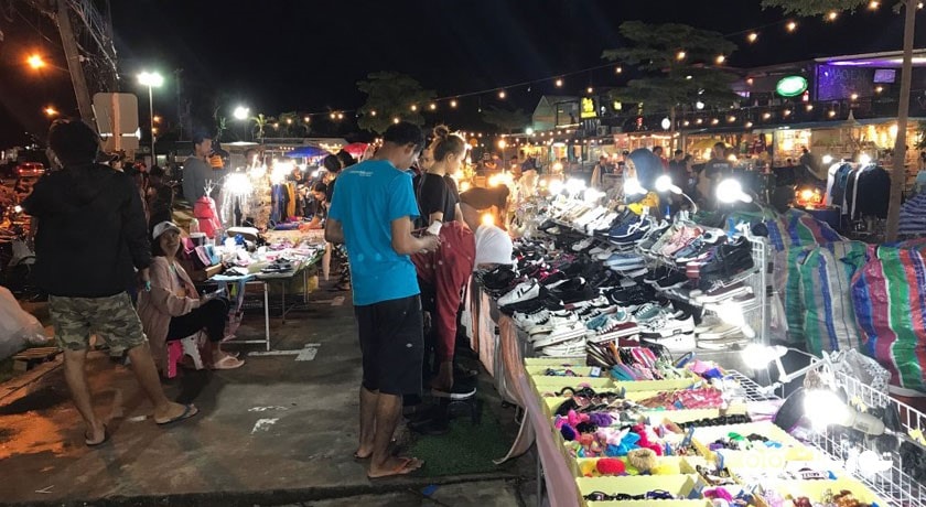 مرکز خرید بازار شبانه چیلوا شهر تایلند کشور پوکت