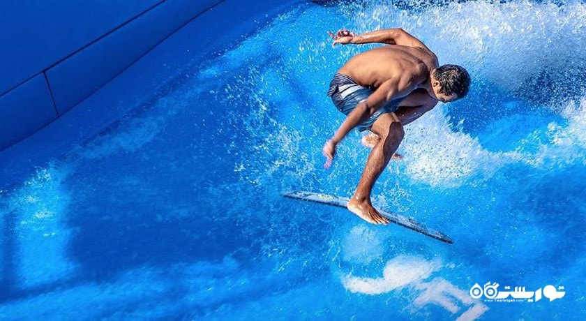 سرگرمی شنا ، حمام آفتاب و موج سواری شهر تایلند کشور پوکت