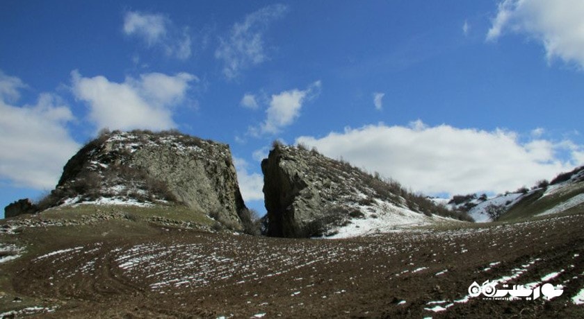 بشکافته سنگ -  شهر گیلان