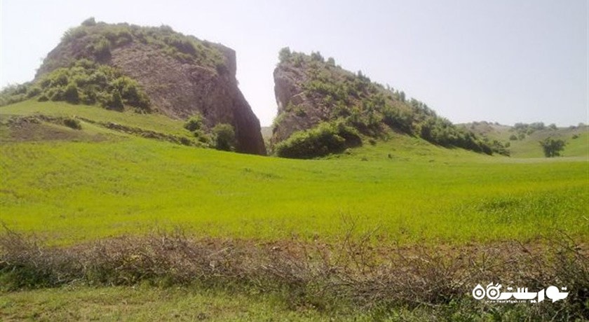 بشکافته سنگ -  شهر گیلان