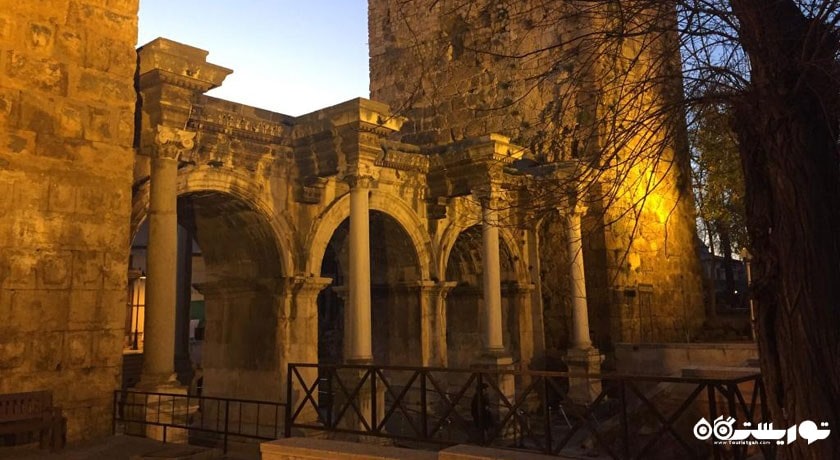  دروازه هادریان - هادرینز گیت شهر ترکیه کشور آنتالیا