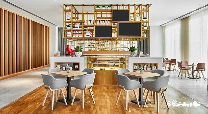 نمایی از رستوران و بار گاردن