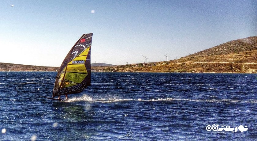 سرگرمی بادسواری در آلاچاتی شهر ترکیه کشور ازمیر