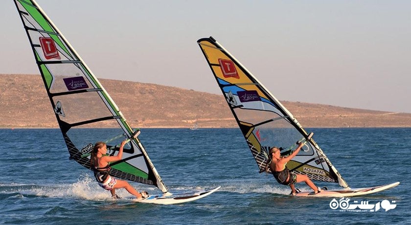 سرگرمی بادسواری در آلاچاتی شهر ترکیه کشور ازمیر