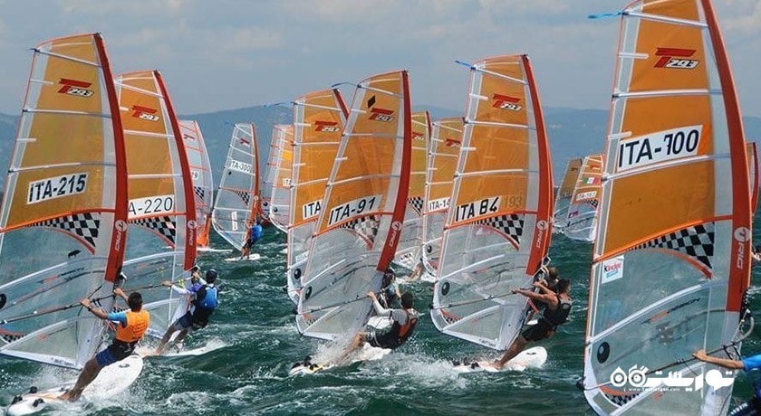 سرگرمی بادسواری در آلاچاتی شهر ترکیه کشور ازمیر