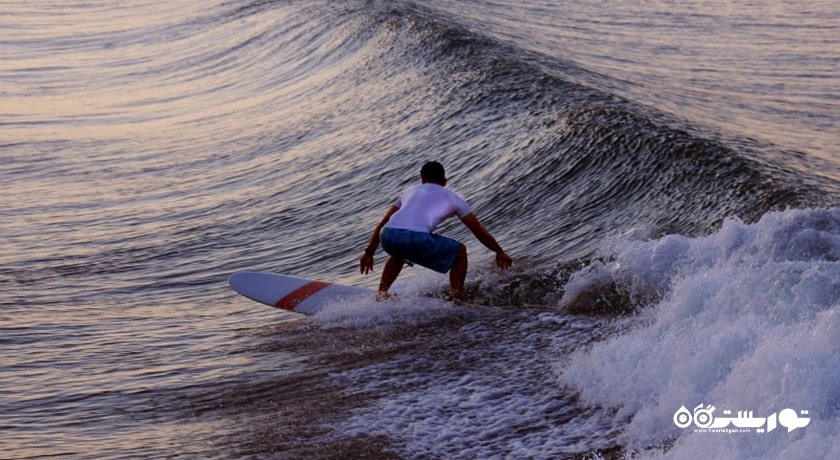 سرگرمی موج سواری در آلانیا شهر ترکیه کشور آلانیا