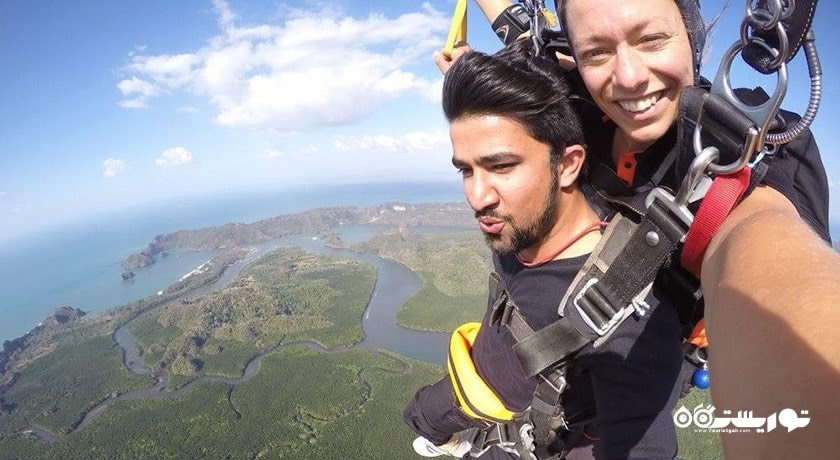 چتر بازی دونفره در لنکاوی -  شهر لنکاوی