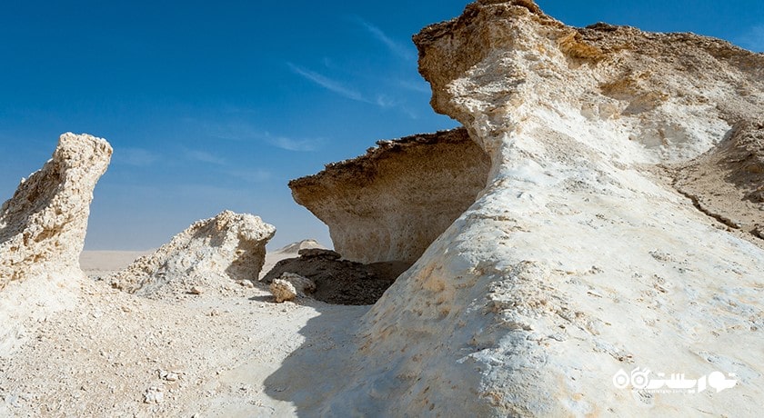 سرگرمی پیاده روی در تشکیلات صخره ای راس ابروق شهر قطر کشور دوحه