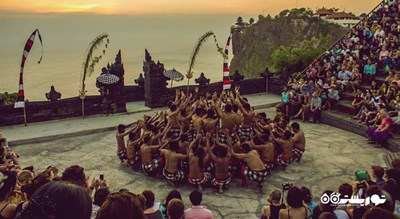 سرگرمی رقص آتش ککاک در معبد اولوواتو شهر اندونزی کشور بالی