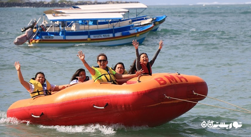 سرگرمی دونات سواری در بالی شهر اندونزی کشور بالی