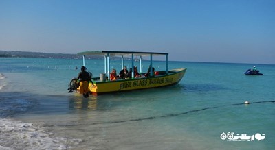 سرگرمی سواری با قایق کف شیشه ای در بالی شهر اندونزی کشور بالی