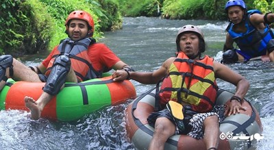 سرگرمی تیوب سواری روی آب در بالی شهر اندونزی کشور بالی