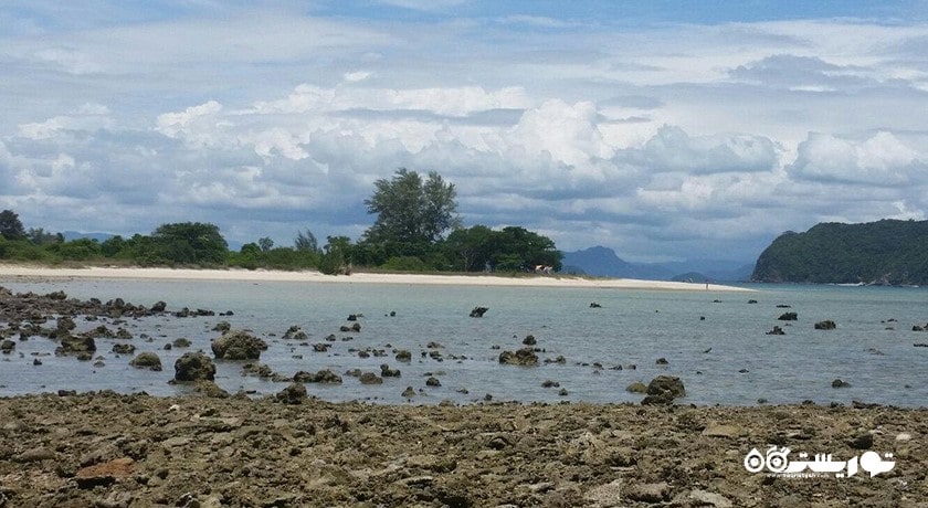 سرگرمی کایاک سواری در کو تائن  شهر تایلند کشور کو سامویی