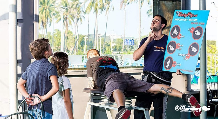 سرگرمی چتر بازی داخل سالن در کوسامویی شهر تایلند کشور کو سامویی