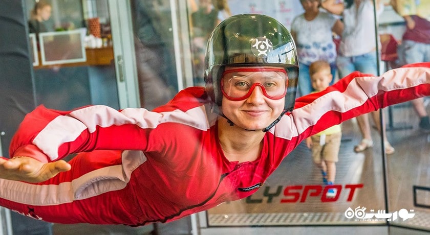 سرگرمی چتر بازی داخل سالن در کوسامویی شهر تایلند کشور کو سامویی