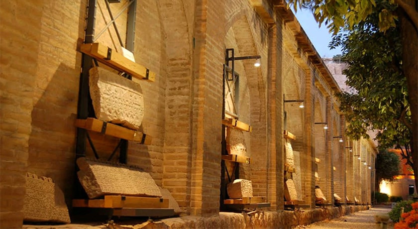  موزه سنگ هفت تنان (باغ موزه هفت تنان) شهرستان فارس استان شیراز