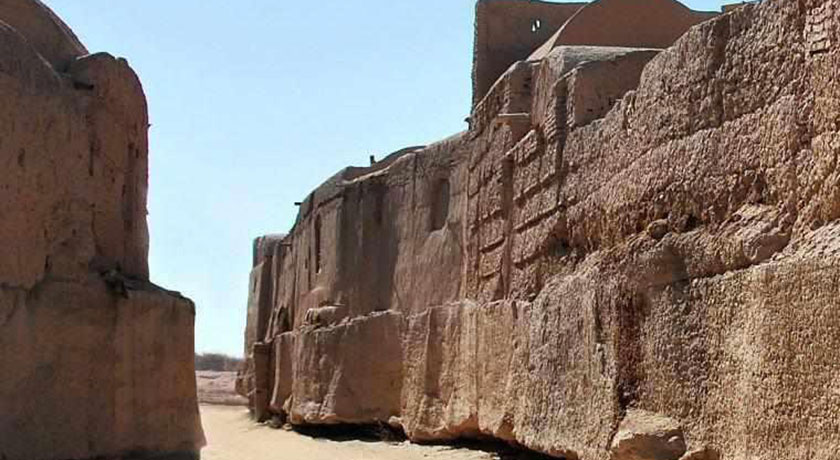  خندق های سنگی قلعه سرور خان شهرستان یزد استان ابرکوه