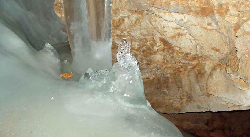  غار یخ دنا شهرستان اصفهان استان سمیرم