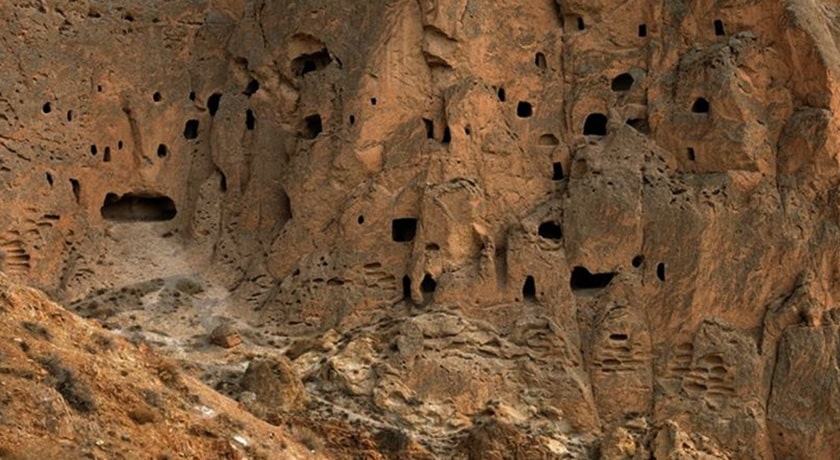 دخمه های سنگی کافر کلی -  شهر آمل