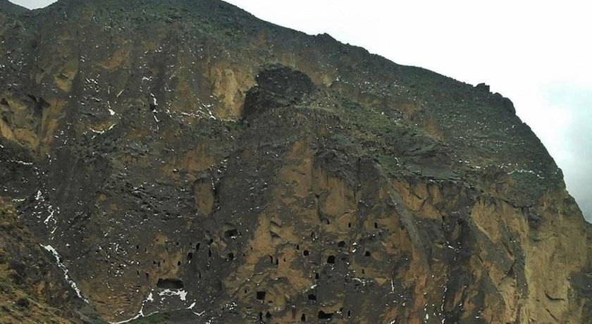 دخمه های سنگی کافر کلی -  شهر آمل